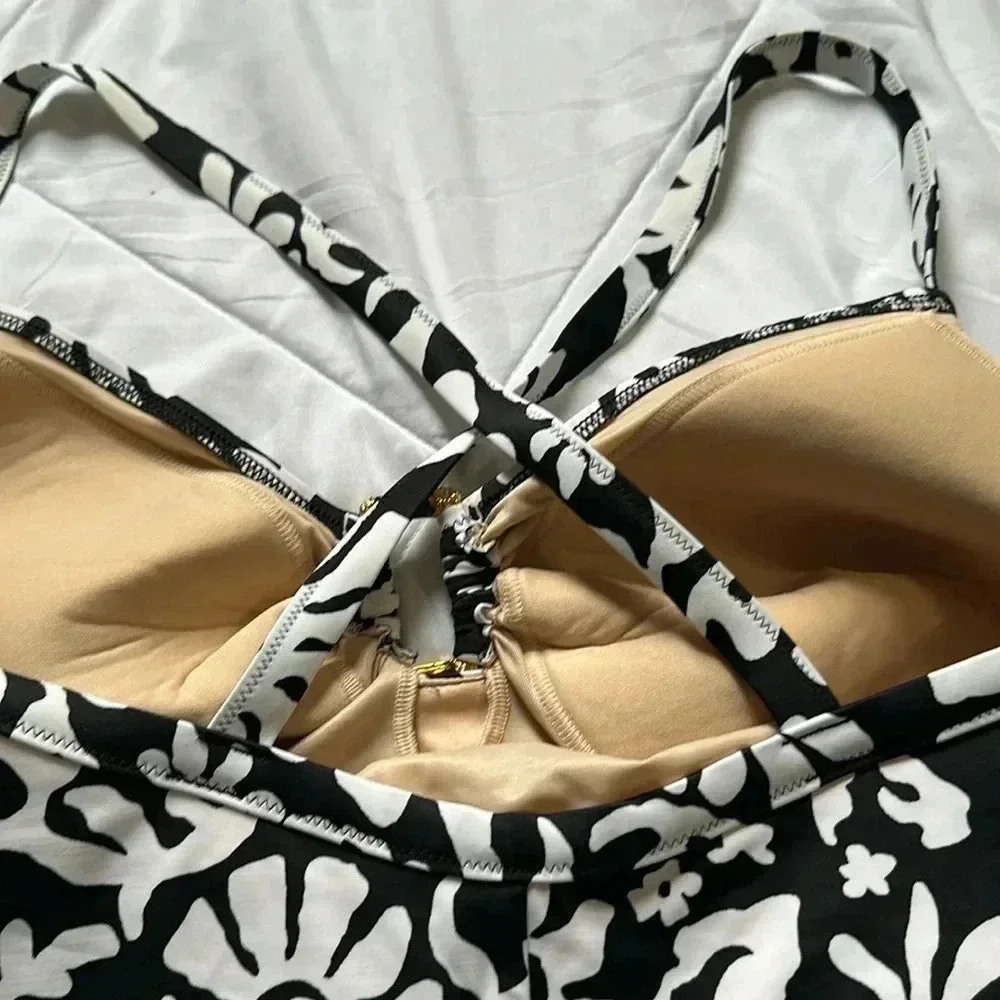 Lands Wnd black and white floral one piece swimsuit gold accent size 26w